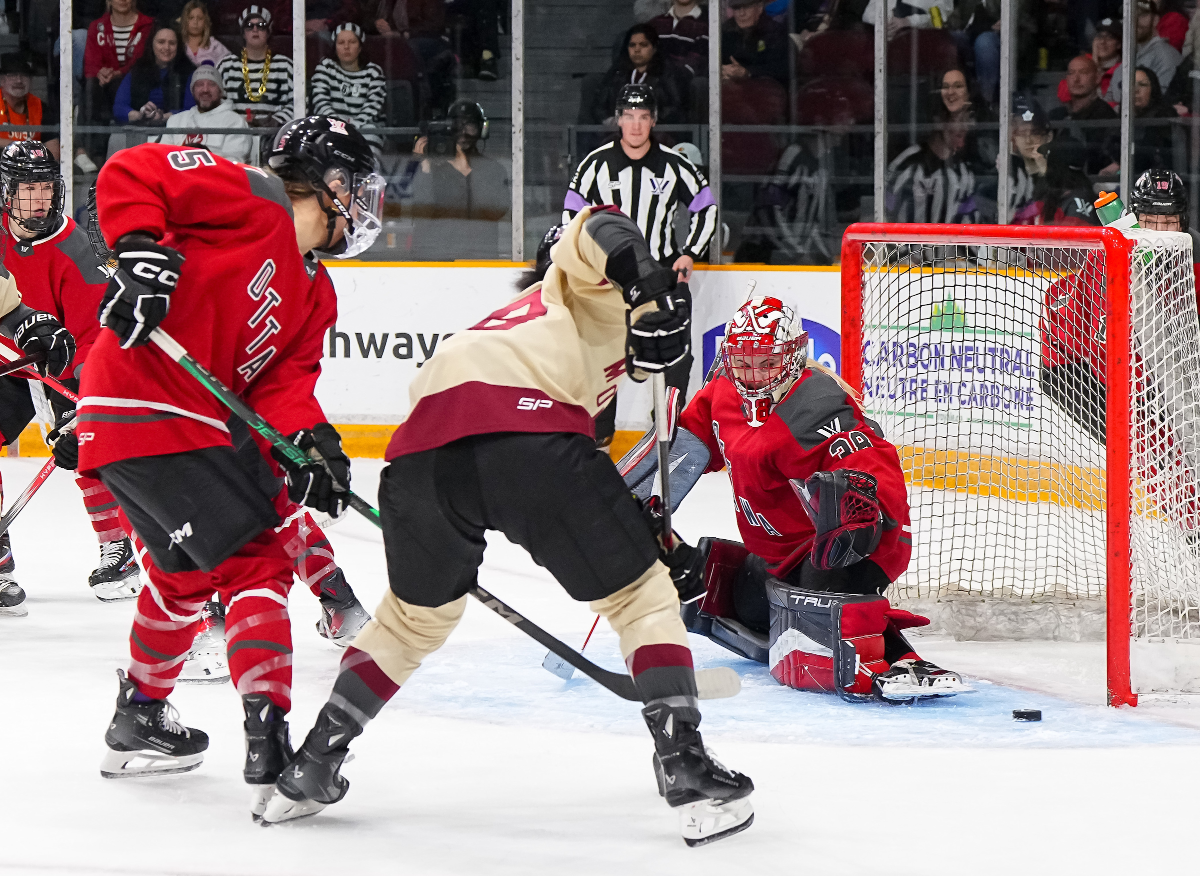 PWHL Ottawa and Montréal playing around the net